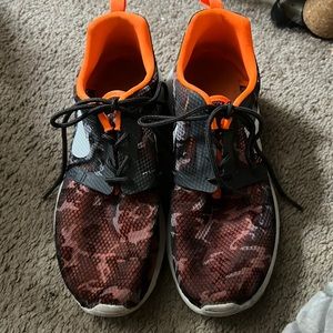 Nike roshes Womens 8, big kid 6